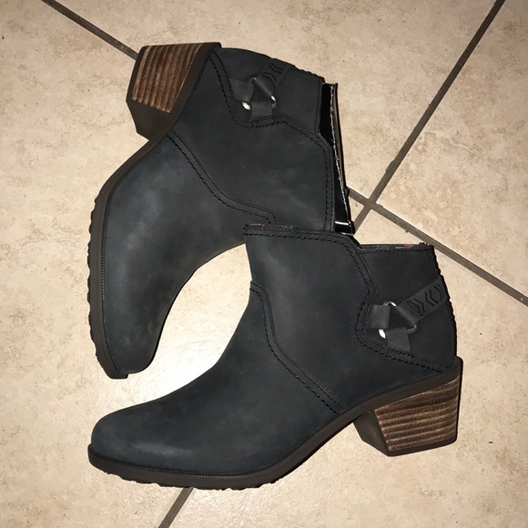 teva foxy boot black